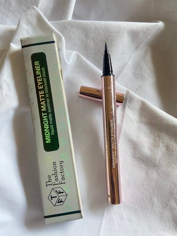 MIDNIGHT MATTE EYELINER
liquid matte eyeliner in blackest black - Image 2