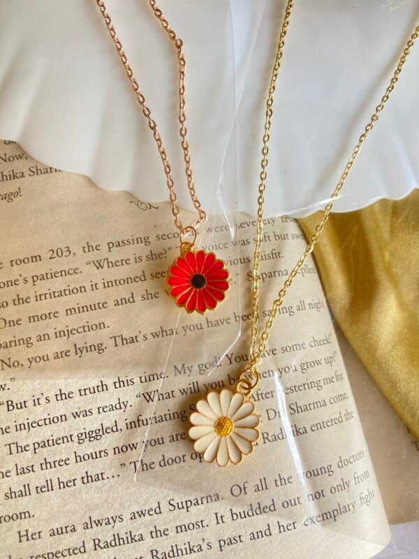 Daisy Charm pendant necklace